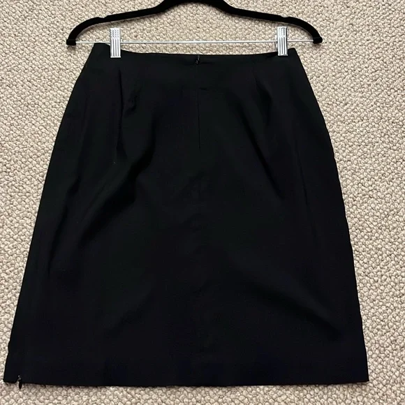 Classic Black Knee-Length Pencil Skirt for the Office - Picture 11 of 11